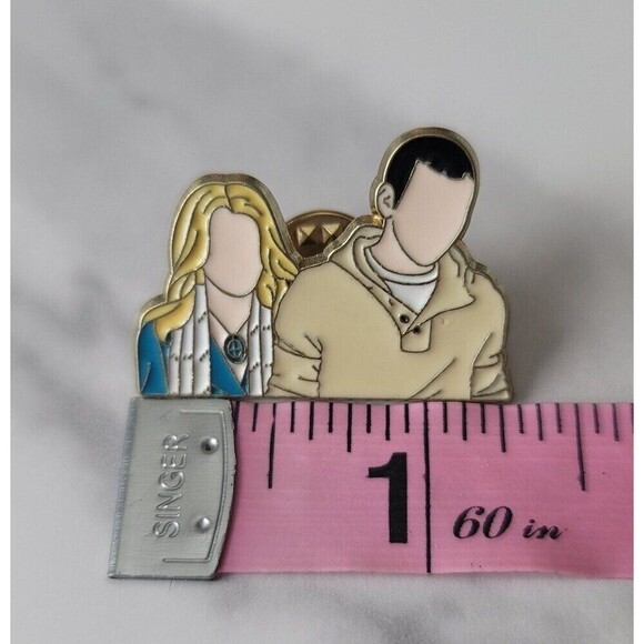 Twilight Rosalie and Emmett Enamel Pin - Picture 4 of 4